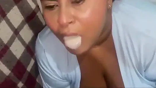 Cewek sange ini datang ke rumahku untuk menagih hutang, aku nggak punya uang, jadi aku akhirnya crot banyak banget di mulut dan malamku!