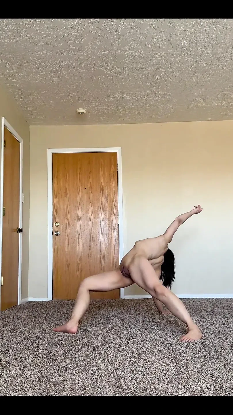 我在家里裸体和伸展的视频