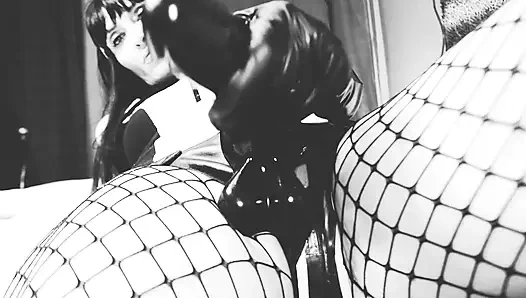 Соло госпожи БДСМ, страпон, большой черный член в латексе, милфа в черном белом