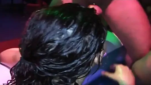 ıslak çifte penetrasyon çılgınlığı ile kaygan orta yaşlı seksi kadın grup seks