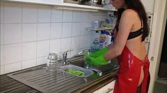 緑の家庭用手袋と赤いエプロンのフェラチオとセックス