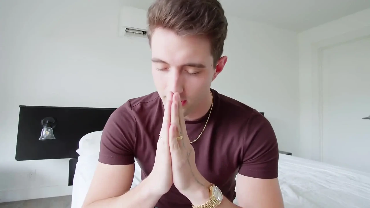 Tôi cầu xin Chúa cho một người phụ nữ với cặp mông to, và những người trẻ thiên thần đã xuất hiện để bú cu của tôi