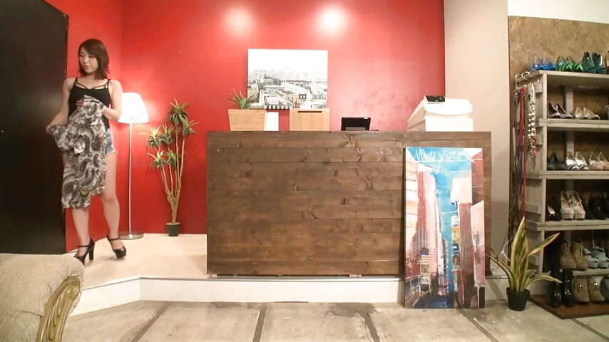 Trop de regards secrets devant la vendeuse séduisante d’un magasin de mode