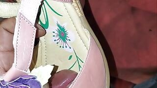 机械师发现了可爱的欧洲的粉红色皮革花卉凉鞋