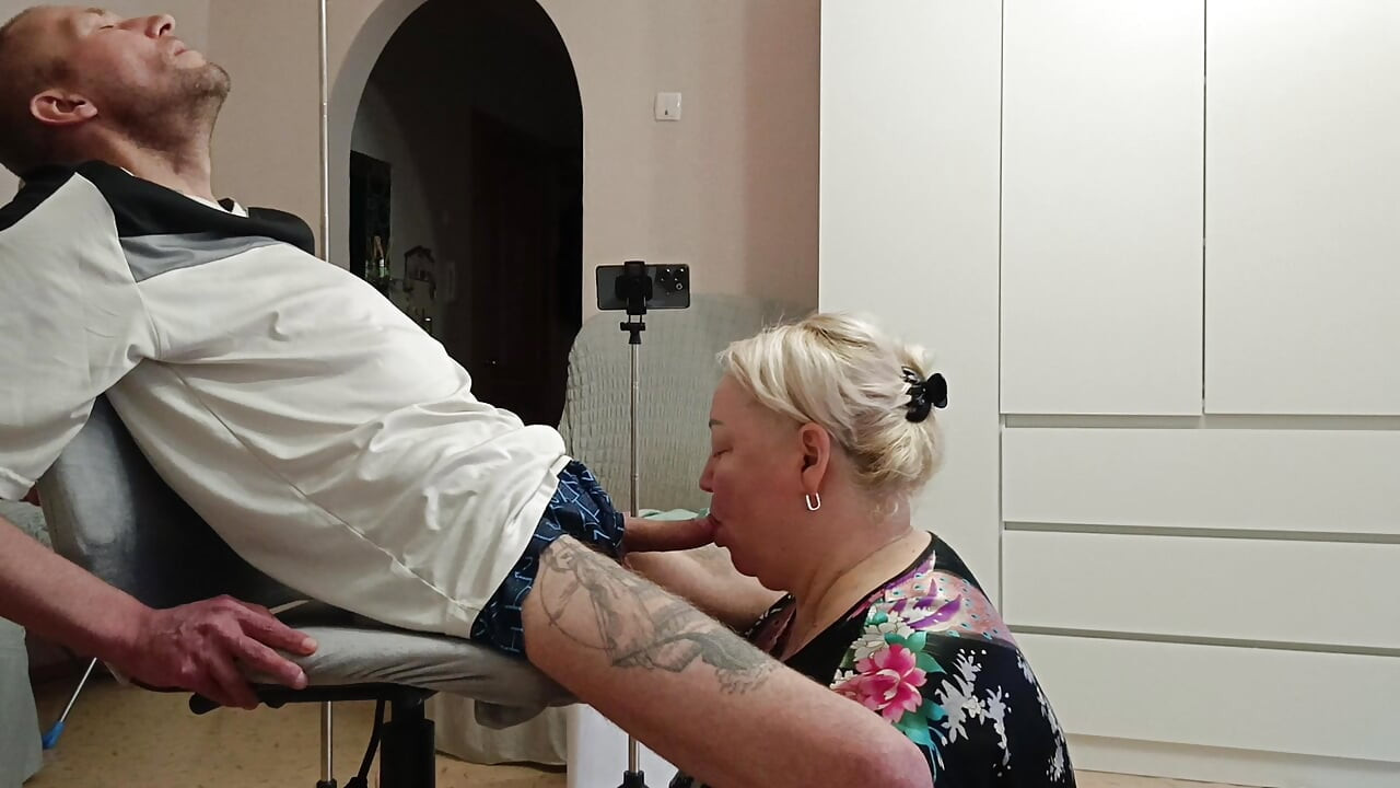 Maćeha puši kurac da dobije dovoljno sperme