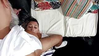 Hizmetçi tokatlarla ve oral seksle cezalandırılıyor.