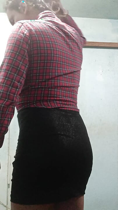 Sissy tgirl mustassa hameessa - Deep Sissy Harjoittelu ja vuotaminen