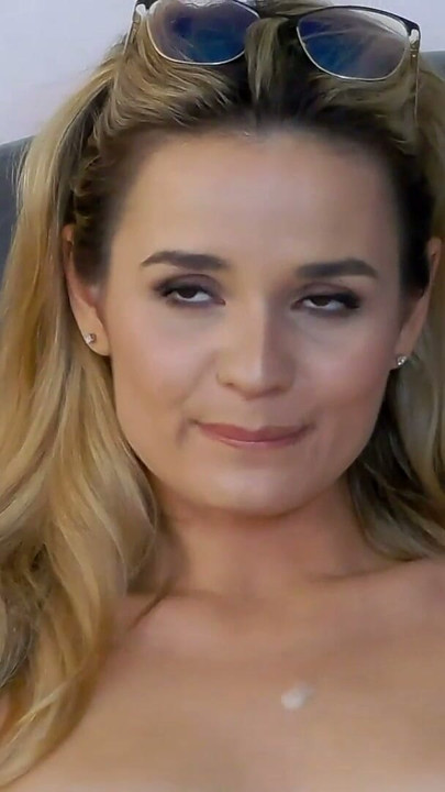 Completamente nua, HelenWald chega perto do orgasmo com as vibrações dos espectadores no show grátis. Orgasmo completo no gold… | Clipe 1