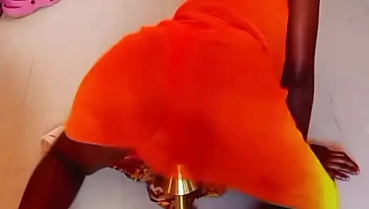 Meine mutter hat mich mit roten händen gefickt, ich selbst mit ihrem lampenhalter ficken