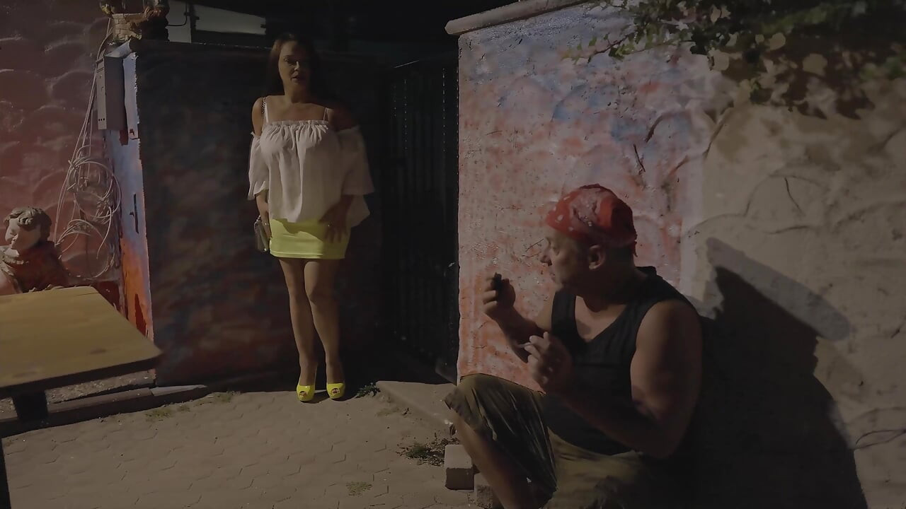 Un Sdf Couche Avec Une Femme Riche À Gros Nichons