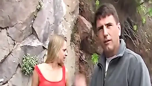 Zwei freche deutsche mädchen lieben es, eine große ladung sperma im wald zu teilen