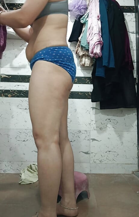 Priya bhabi hot body show in bathroom