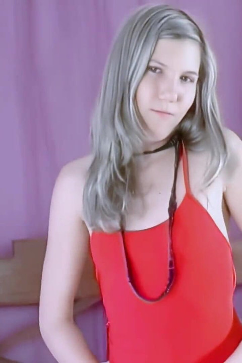 Yaiza Del Mar: Sexig tonåring på sängen som gör en sugestiv remsa för dig