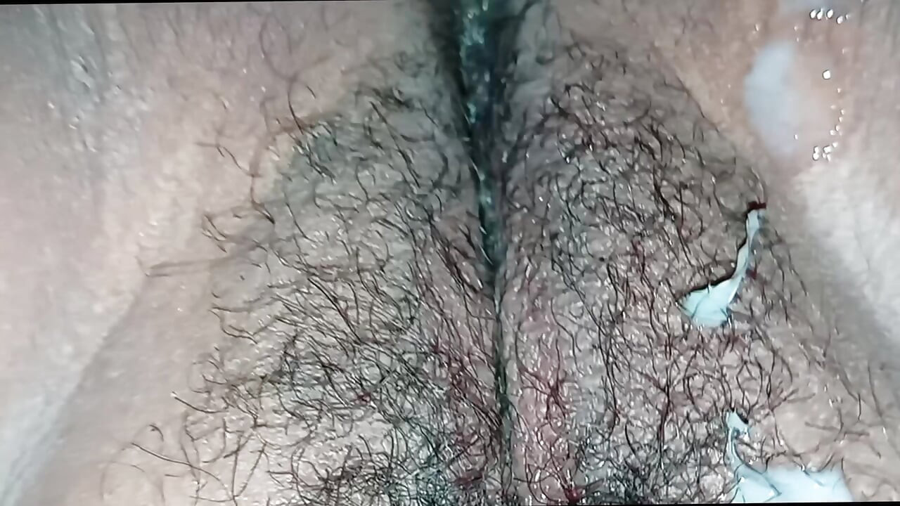 I put my mother-in-law's cock and came out of her hairy pussy