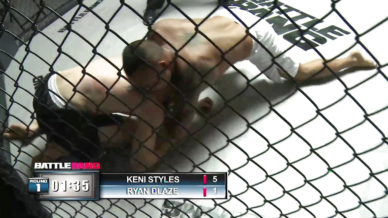 A csaj a szájába kapja a cumját, miután a győztes baszódíja lett