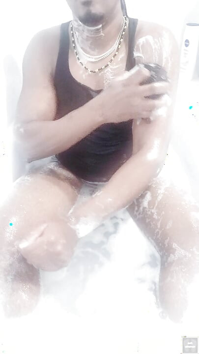 Megmosom a testem a fürdőben (2025)