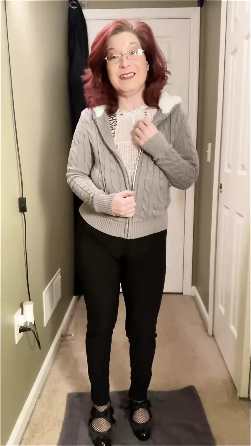 Ellie Needs Your Cock - Custom