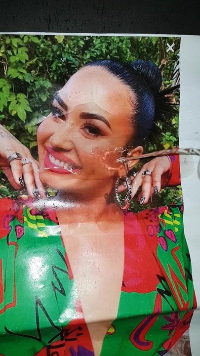 Demi mit Pisse versorgt