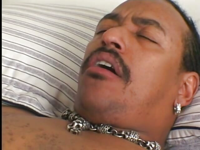 Sexy chica mala chupa una polla negra dura en la cama