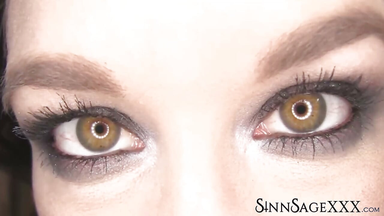 Sinn Sage destaca belos olhos de Hazel em close-up para vista da câmera