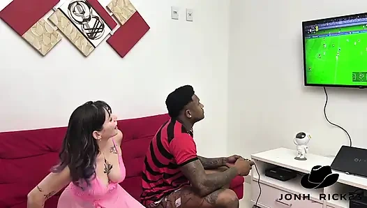 Video oyunları oynuyordum ve üvey erkek kardeşim beni aramaya geldi.