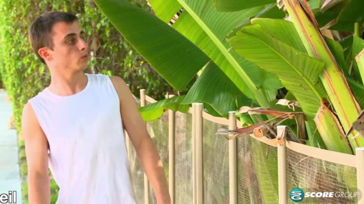 Brittany lagi asik muasin memeknya pakai bikini
