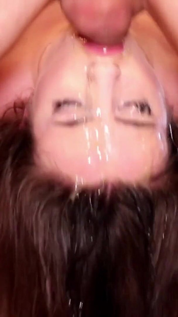 Tinejdžerka iz susedstva je jebena kurva - masivno svršavanje po faci | Klip 1