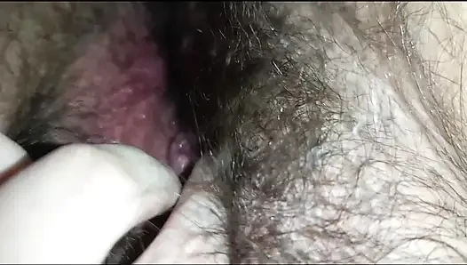 Şişman, tüylü fahişe ekranın önünde mastürbasyon yapıyor