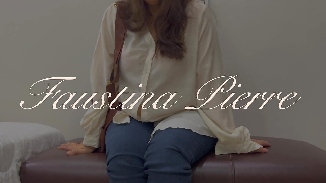 Красива грудаста вчителька демонструє свої великі цицьки