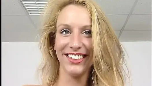 Превосходная блондинка мастурбирует дилдо