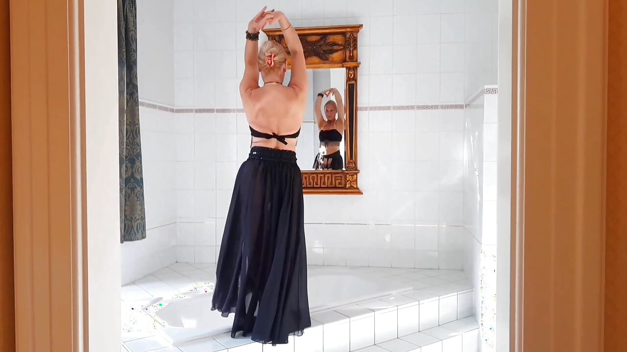Selena's Posing Dancing and Sex Games