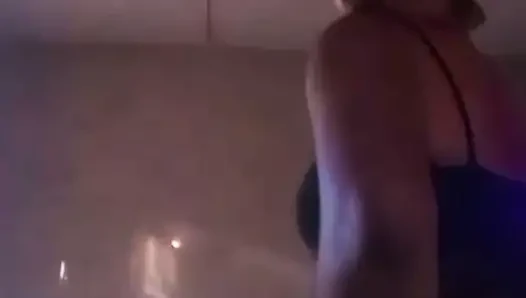 Nijeryalı bal Hony, canlı yayında kendini okşuyor