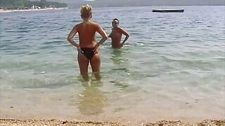 Dwie seksowne laski z Niemiec, które podoba się twardemu kutasowi na zewnątrz