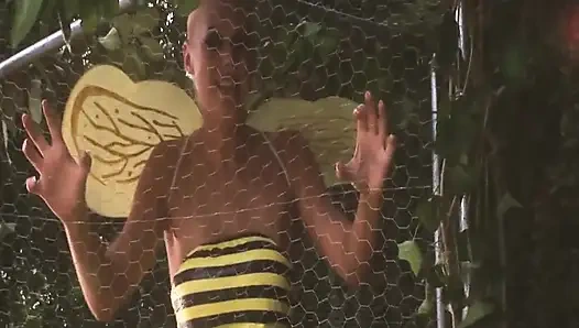 Seks bahçesi sahnesi 4 çift büyük memeli sarışın peri fantezi grup sekste birlikte sikişiyor