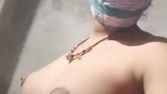 Hot desi girl is showing boobs, video