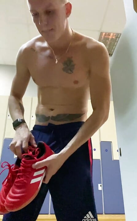 訓練結束后，我決定為你拍攝一段我如何換上淋浴的視頻