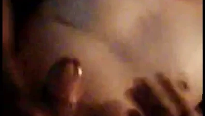 onu göğsünün üzerinde mastürbasyon yap