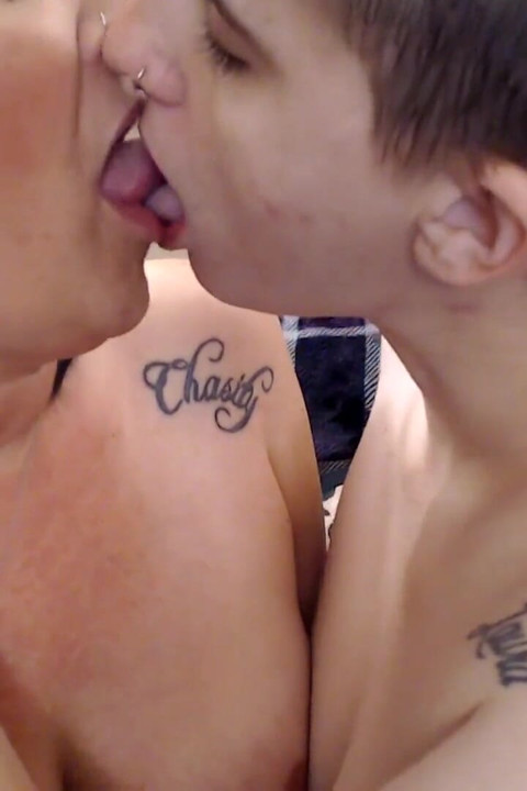 Tung våt lesbisk kyssing