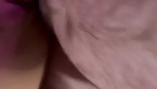 Ibu-ibu bahenol ini lagi asik ibunya