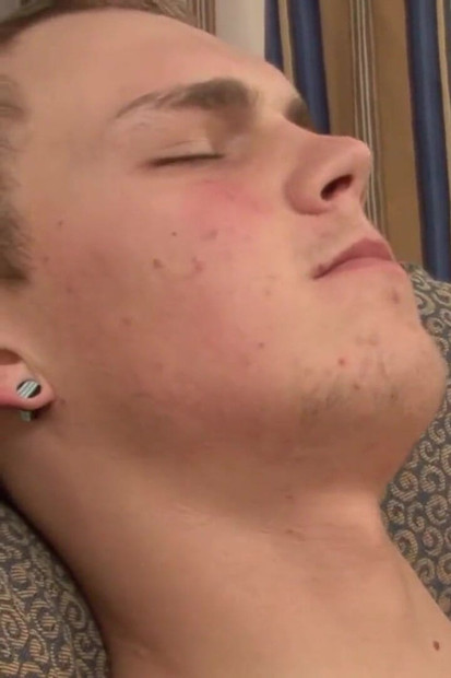Plavuša Twink dobiva njegov veliki kurac koji mu puši u fotelji od napaljenog frajera