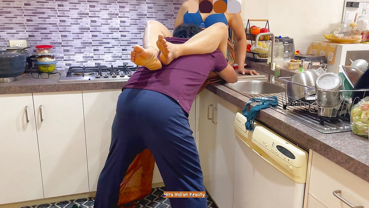 La suocera indiana Saree - mangiata profondamente dal genero - una forte scopata anale alla pecorina
