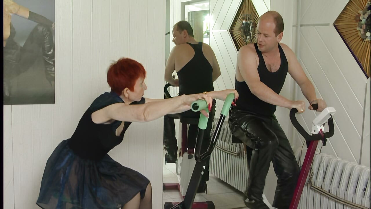 Kızıl MILF Yarrağı Boğazına Alıp Ağzını Doldurana Kadar Emiyor