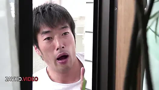 Yui sakura ist ein intensiver japanischer blowjob vor der sex-session