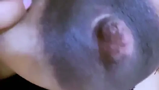 Arap güzel ateşli kolaj kız pansiyonda mastürbasyon yapıyor ve fışkırtarak orgazm oluyor!