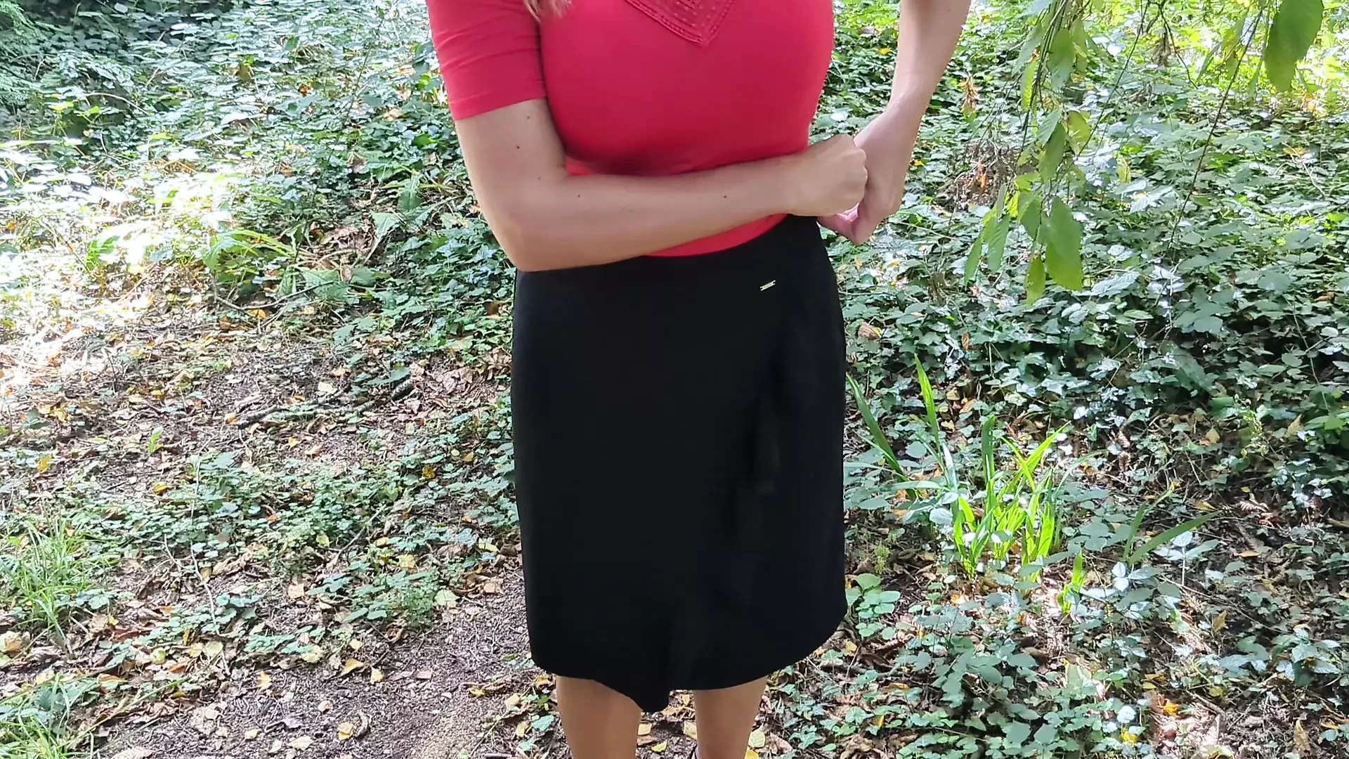 Guarda la mia moglie milf con grandi tette naturali che si spoglia all'aperto - divertimento esibizionista malizioso
