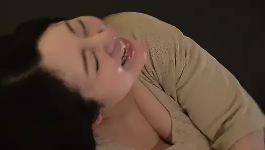 Erotik olgun vücutlu evli kadın yutuyor