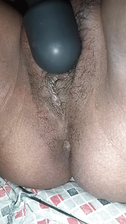 Curtindo a mastrubação com vibrador