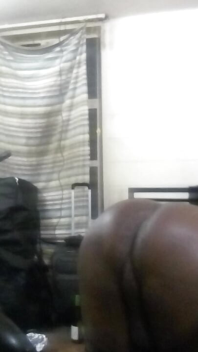 Un femboy noir sexy avec un trou du cul repulpé pète et écarte les fesses