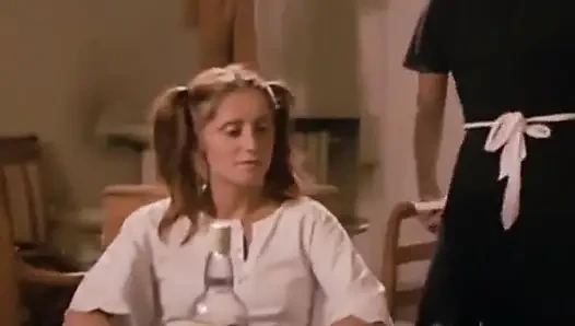 Hizmetçiye lavman veriyor