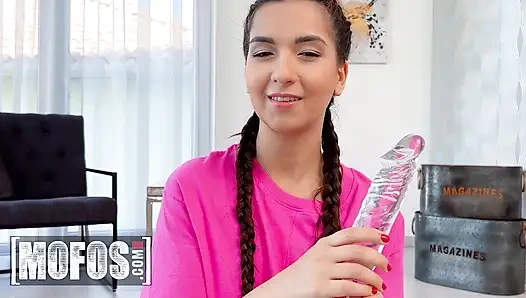 MOFOS - красотка Moona Snake учит искусство минета, затем становится обнаженной, чтобы продемонстрировать ее извращенные навыки крупным планом